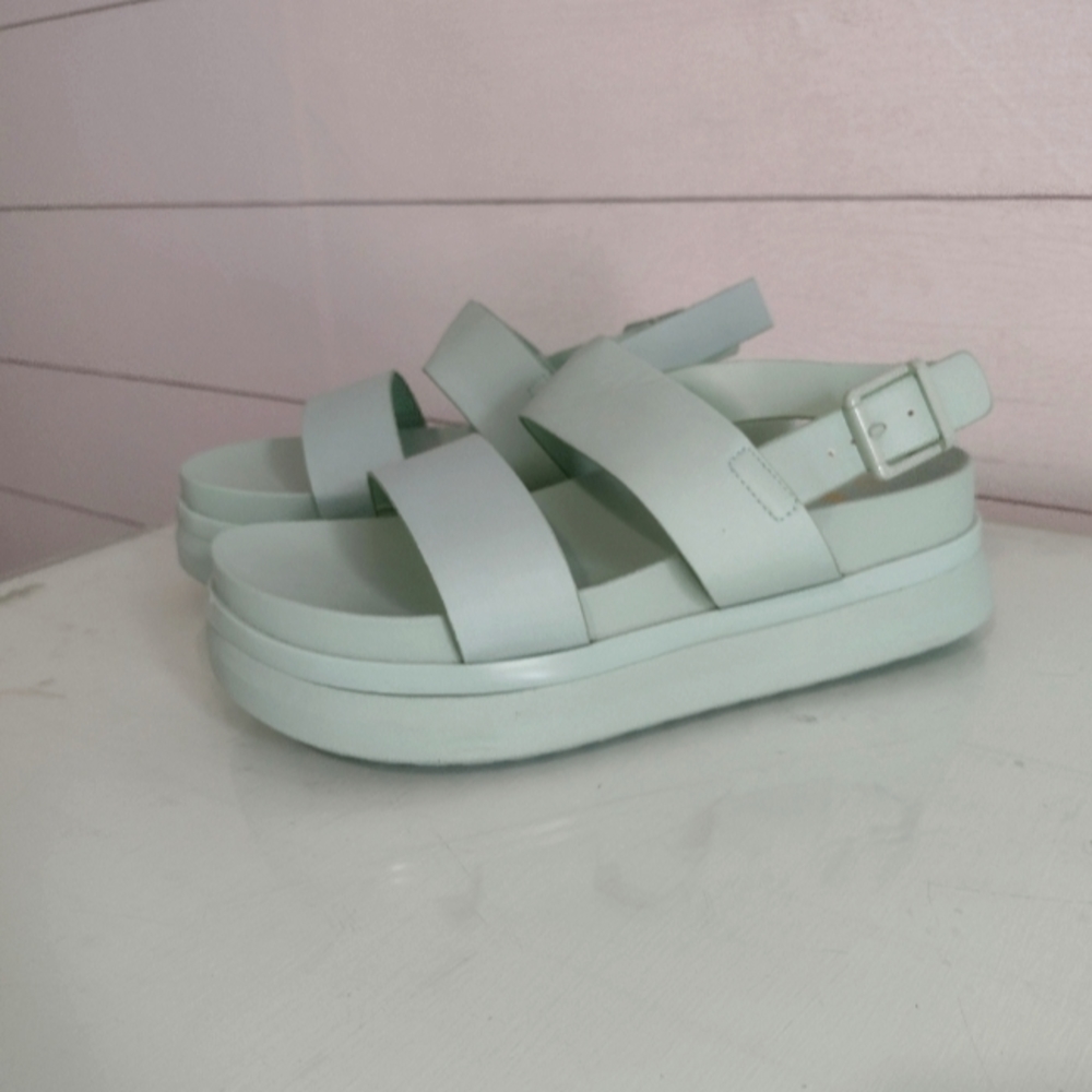 Absolutely gorgeous platform sandals